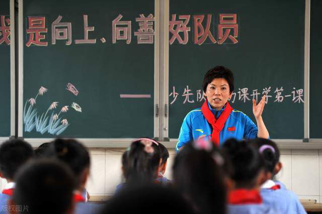 因为晚上准备喝点小酒，所以萧常坤把宝马车留在了家里，把车钥匙给了叶辰，到时候也好让叶辰开车去天香府接自己。